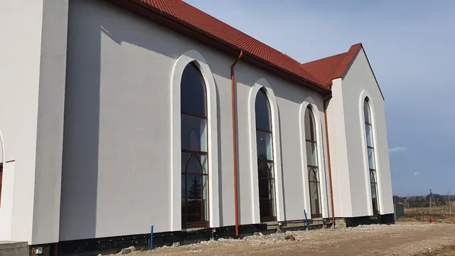Kościół w Fastach z wysokimi oknami łukowymi
