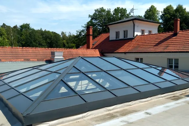 świetlik przeciwpożarowy w Dworze Myśliwskim Ustronie